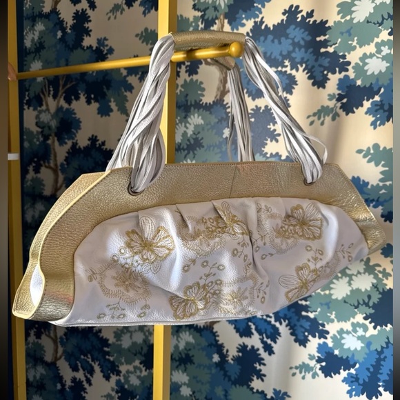 NWT Flora Bella White with Gold Floral Embroidered Oblong Leather Purse - Picture 4 of 12